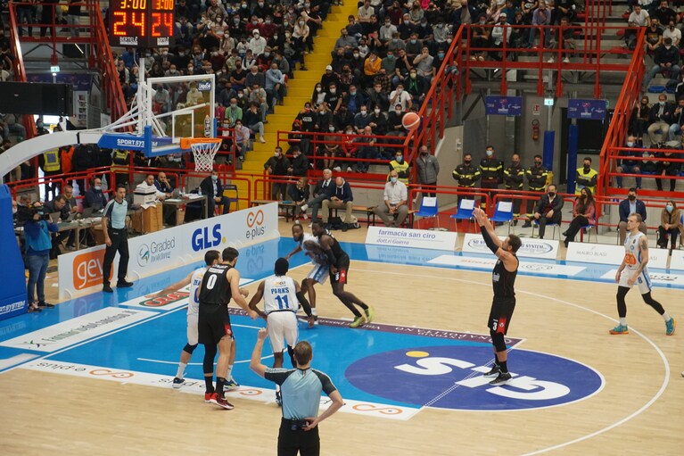 Marco Belinelli realizza un tiro libero contro il Napoli Basket, nel match disputato il 24 ottobre 2021. [Foto G. Cozzolino / Fanpage.it]