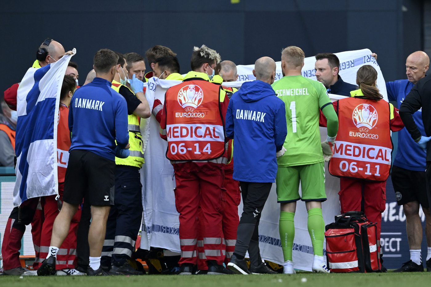 12 giugno 2021, Danimarca–Finlandia: Chris Eriksen colto da malore, i pronti interventi in campo salveranno la vita al centrocampista