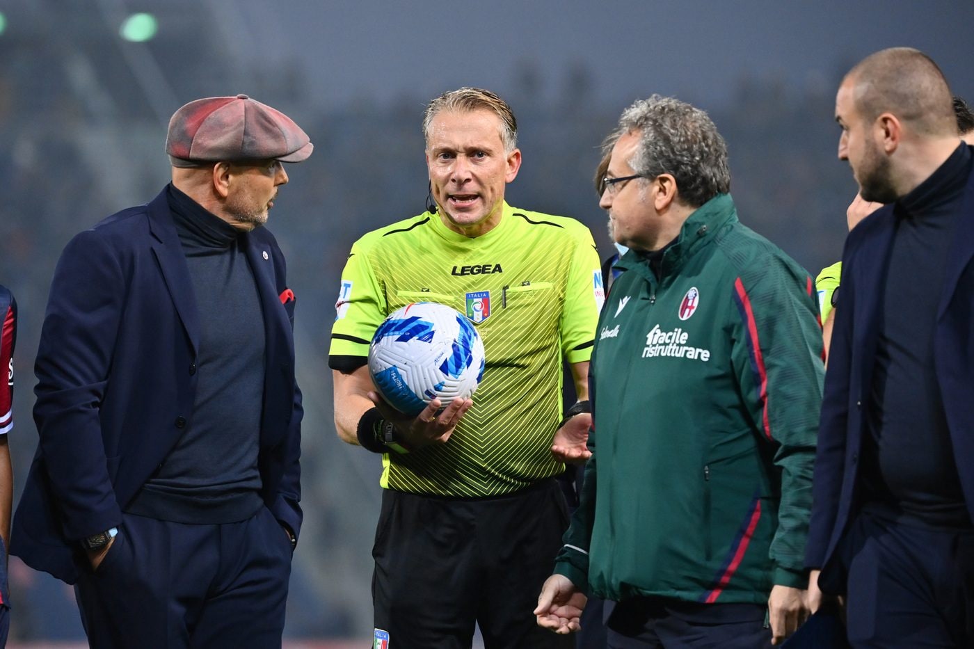Sinisa Mihajlovic protesta con l’arbitro Paolo Valeri in Bologna–Milan dello scorso 23 ottobre