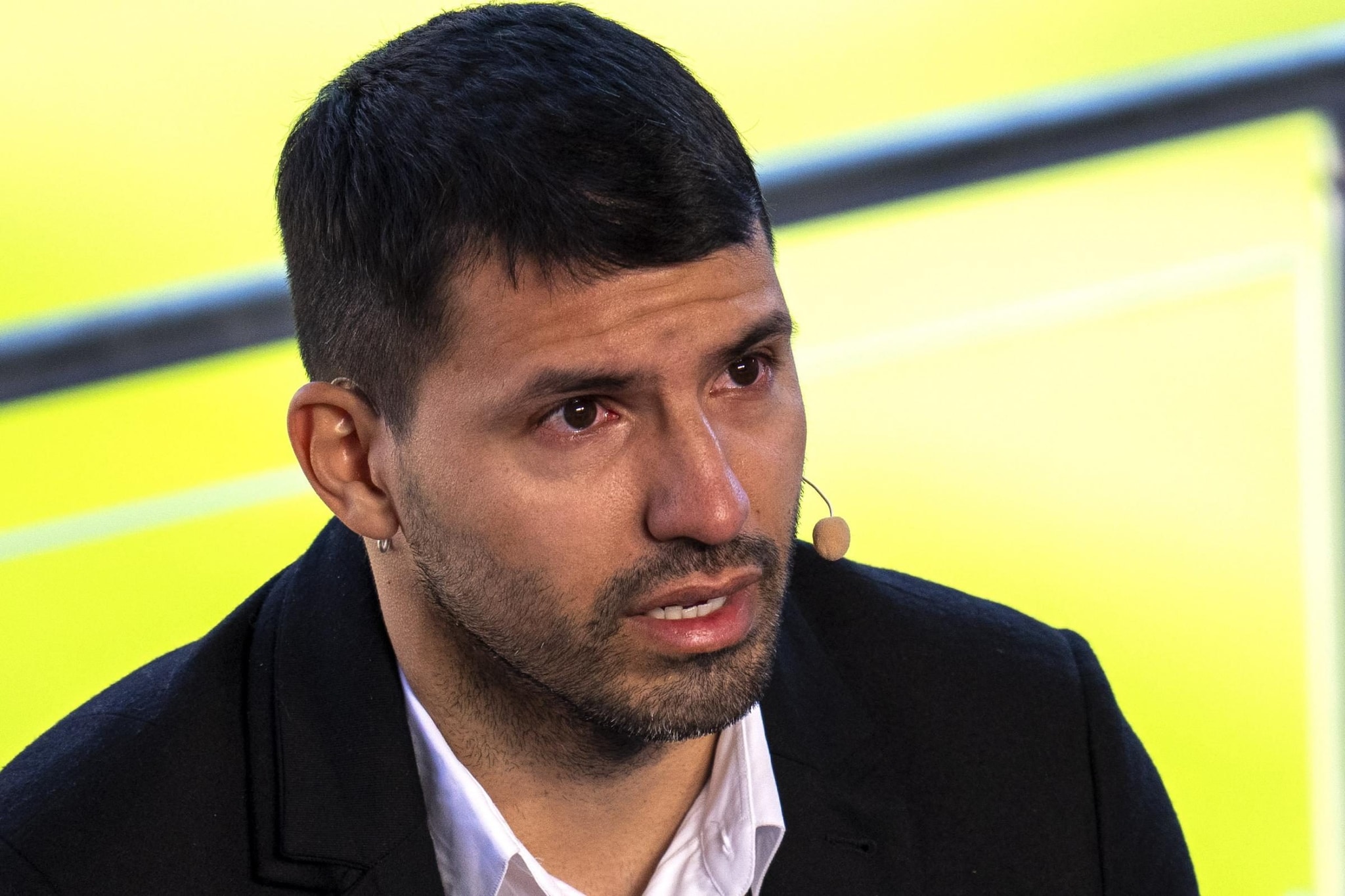 Sergio Aguero in lacrime nel giorno del suo addio al calcio per un problema al cuore