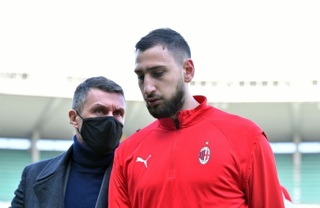 Paolo Maldini discute con Gianluigi Donnarumma in una delle ultime partite dell’ex portiere al Milan