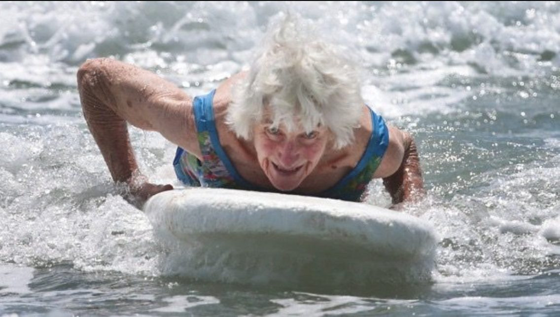 Nancy Meherne sulla tavola da surf a 92 anni (immagine tratta da www.stuff.co.nz)