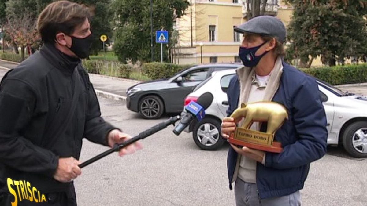 Roberto Mancini riceve il Tapiro d’oro dalle mani dell’inviato di Striscia la Notizia, Valerio Staffelli
