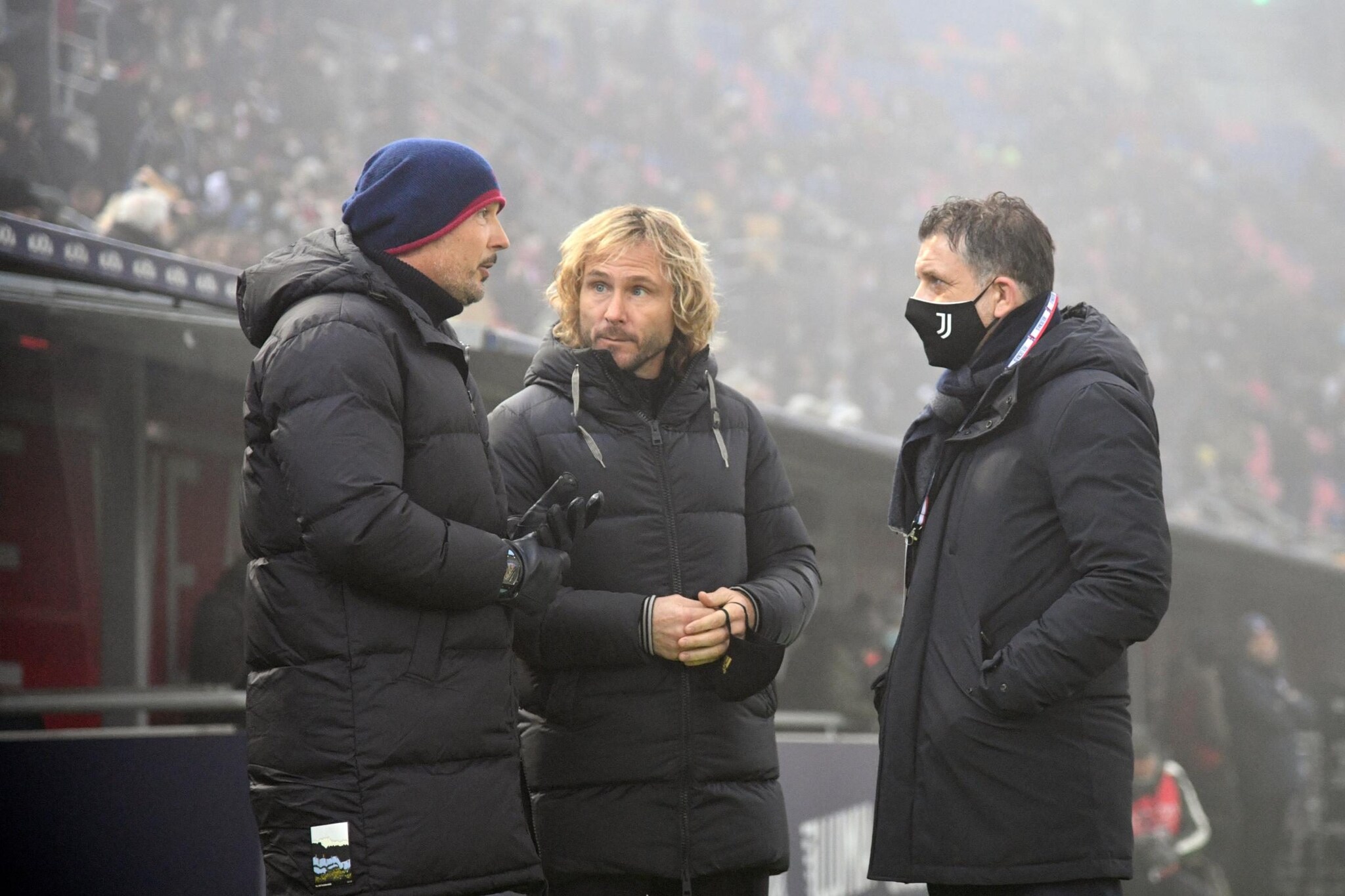 Una foto di Sinisa Mihajlovic a colloquio con il vice presidente della Juve, Pavel Nedved, e l’ex dirigente, Fabio Paratici.