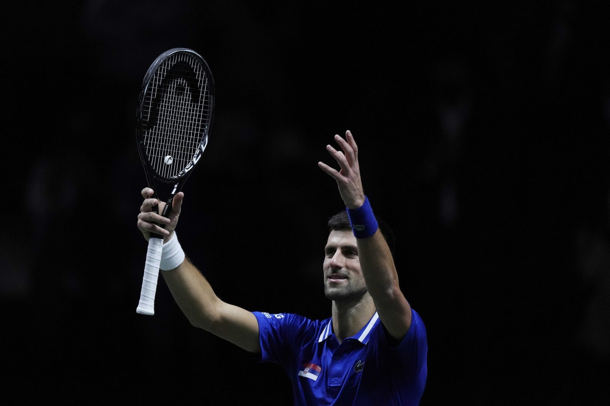 Novak Djokovic ha vinto il ricorso contro il Governo australiano: ottiene il visto per entrare nel Paese, può giocare lo Slam.