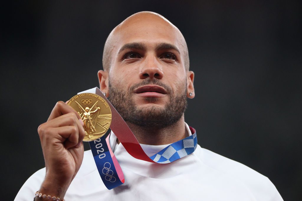Marcell Jacobs sul podio dei Giochi: mostra commosso la medaglia d’oro vinta nei 100 metri alle Olimpiadi di Tokyo