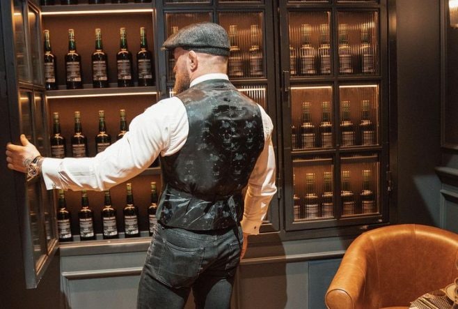 Conor McGregor all’interno del suo pub Black Forge Inn a Dublino