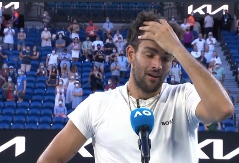 Matteo Berrettini ha appena battuto Alcaraz e s’è qualificato agli ottavi degli Australian Open, un incidente durante il match ha rischiato di comprometterne la vittoria