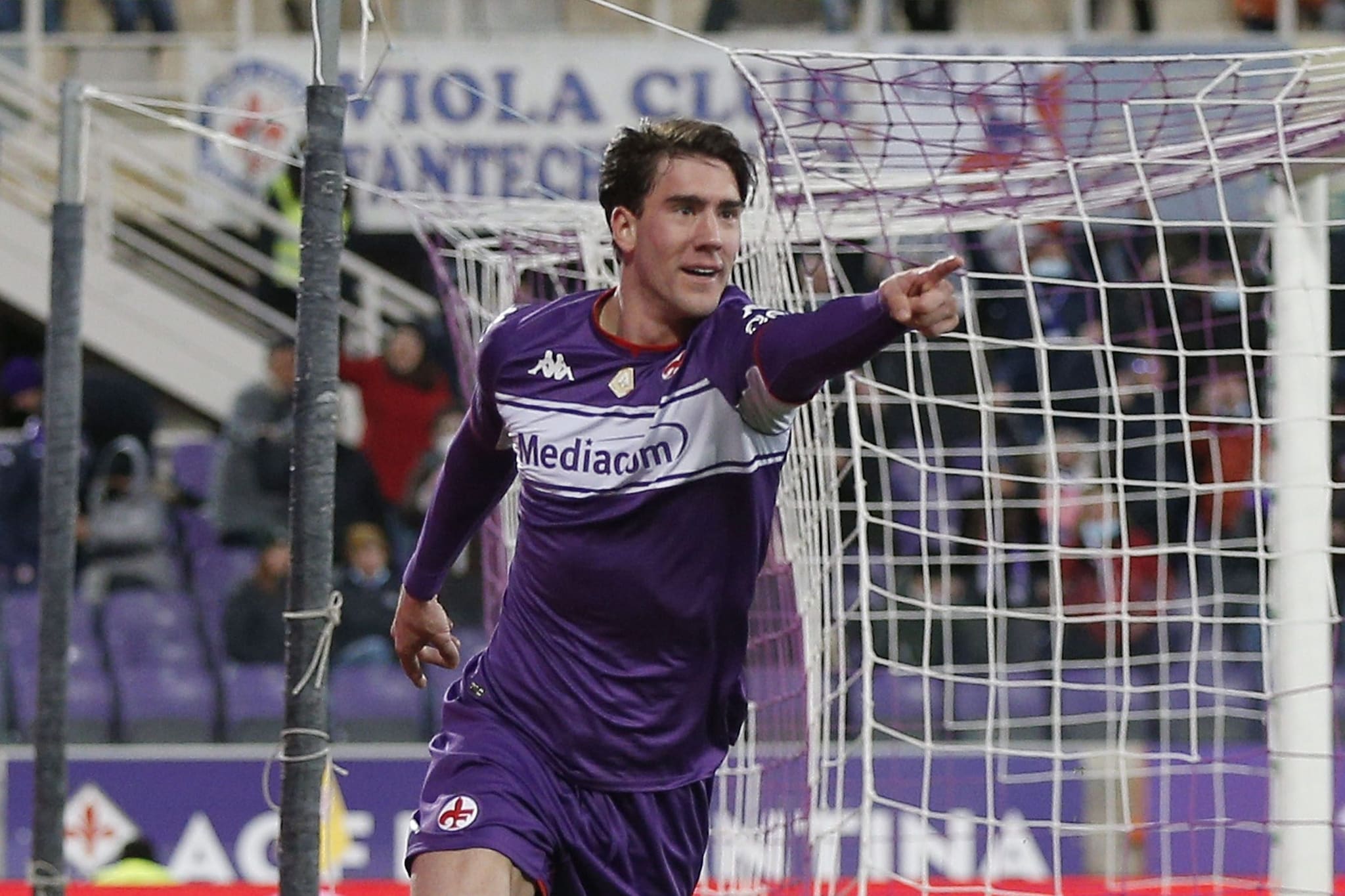 Dusan Vlahovic è il pezzo pregiato del prossimo mercato. L’attaccante serbo è seguito dai club in Inghilterra e anche in Italia.