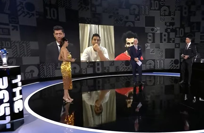 Il momento della premiazione: in collegamento a centro schermo, Lionel Messi