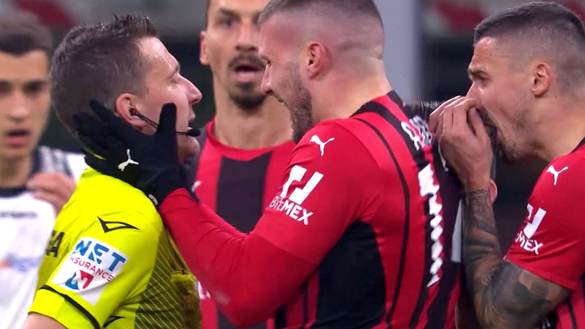 Nello spogliatoio di San Siro Zlatan Ibrahimovic consola l’arbitro Marco Serra, autore del grave errore commesso in Milan–Spezia