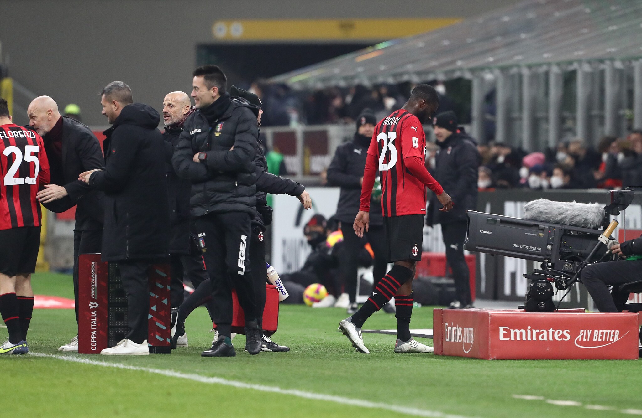 Fikayo Tomori esce dal campo, è il 24’ di Milan–Genoa: sarà lesione del menisco