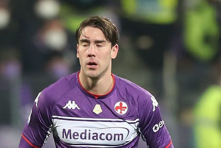 Vlahovic si avvicina alla Juve, i tifosi della Fiorentina lo scaricano: Via  gobbo di m***a