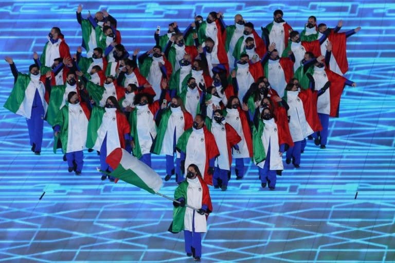 L'Italia sfila a Pechino, tifosi increduli per la divisa: Una tenda della  doccia tricolore
