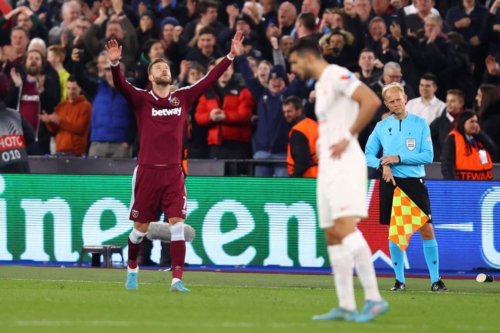L’esultanza di Yarmolenko dedicata al suo Paese: il calciatore ha segnato un gol pesante per la qualificazione del West Ham ai quarti di finale di Europa League.