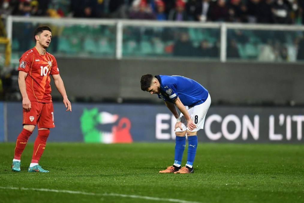 La disperazione di Jorginho al termine della semifinale dei playoff giocata e persa a Palermo.