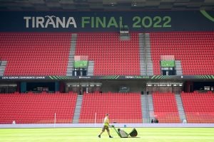 Tirana invasa da tifosi giunto senza biglietto per il big match: "Non venite in città"