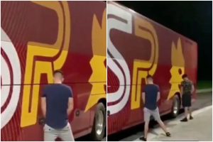 Fanno pipì sul pullman della Roma: il pessimo benvenuto dei tifosi del Feyenoord