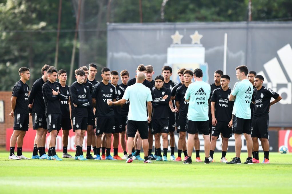 Mascherano parla ai ragazzi convocati nella selezione giovanile dell’Albiceleste.