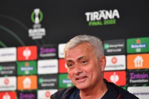Mou indica la strada per conquistare un trofeo: "Tutto per scrivere la storia"