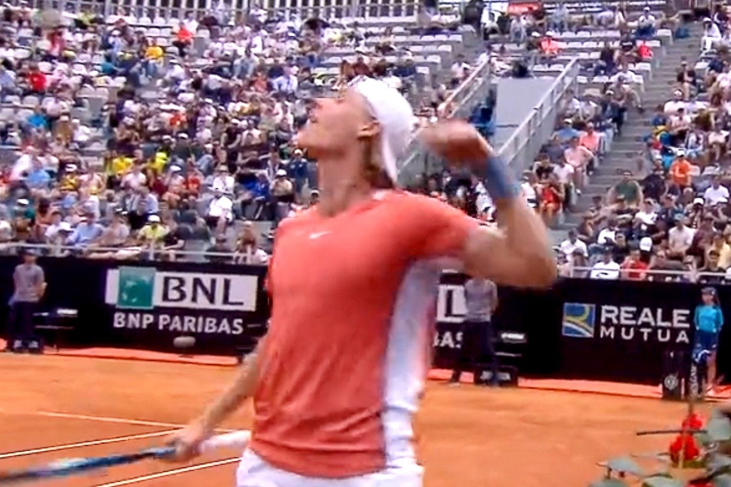 La rabbia di Denis Shapovalov esplode verso il pubblico del Foro Italico che lo contesta e lo prende di mira per le sue proteste.