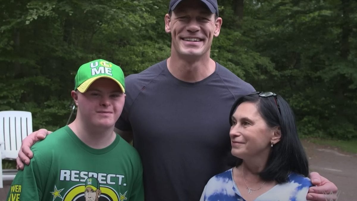 Misha Rohozhyn accanto a John Cena e a sua madre, Liana. La sua famiglia è fuggita da Mariupol, in Ucraina, dopo l’invasione dell’esercito russo.