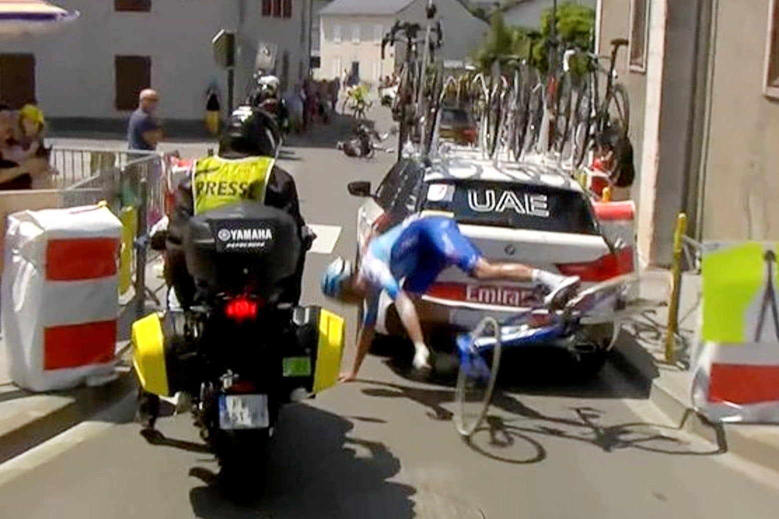 Doppia caduta tremenda al Tour de France, la colpa è di due moto ...