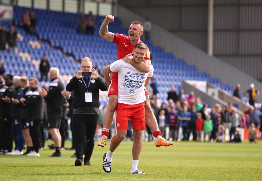 Will Keane e Charlie Wyke esultano alla fine di un match giocato dal Wigan