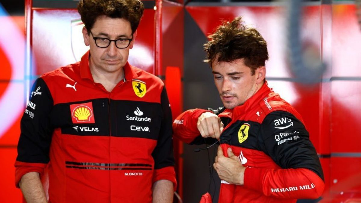 Il Team Principal della Ferrari, Mattia Binotto, accanto a Charles Leclerc. La F1 è in pausa ma gli errori commessi dalla Ferrari anche in Ungheria tolgono il sonno allo staff delle Rosse.