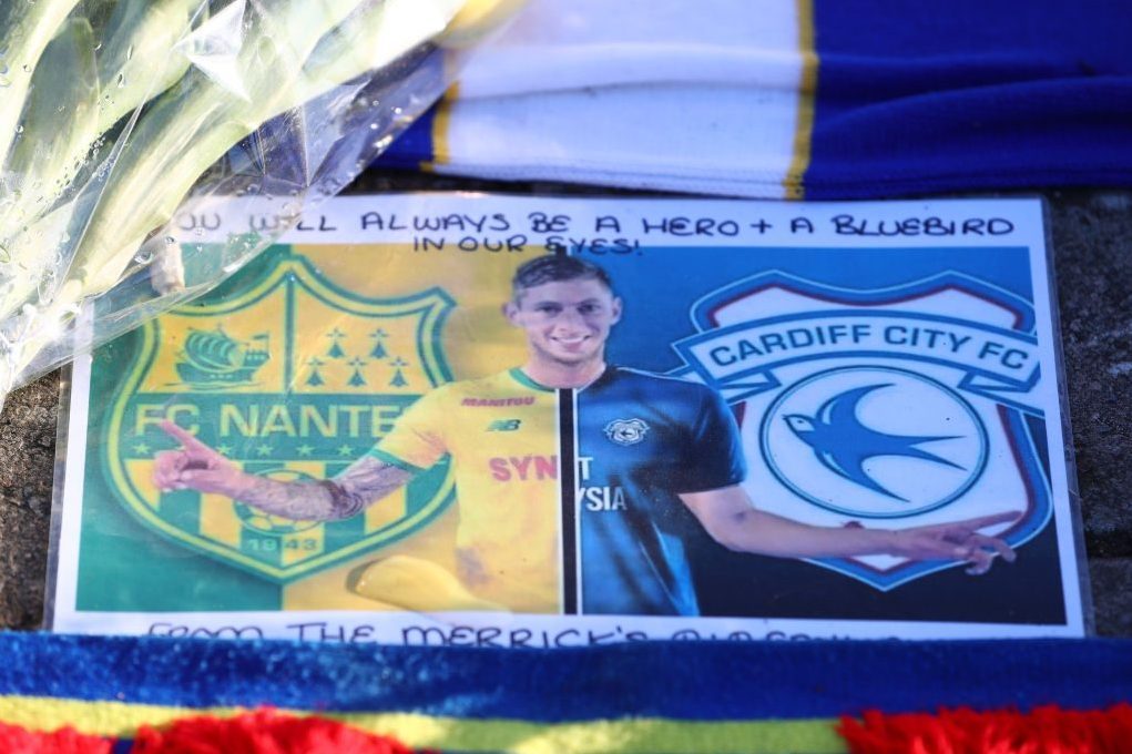 La grande commozione dei tifosi per la sciagura aerea nella quale perse la vita l’ex attaccante del Nantes, ceduto al Cardiff.