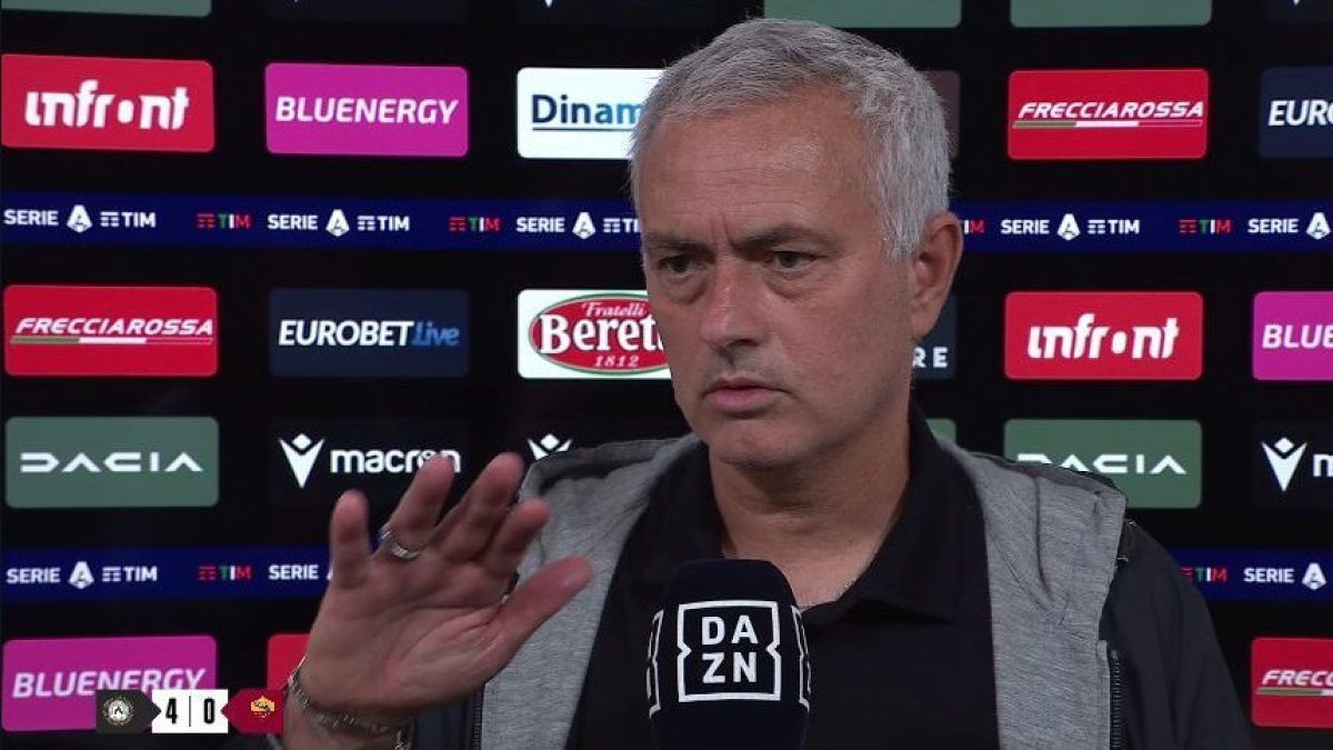 José Mourinho riceve una domanda da studio, fa un cenno e si scusa. Deve andar via e lascia l’intervista.