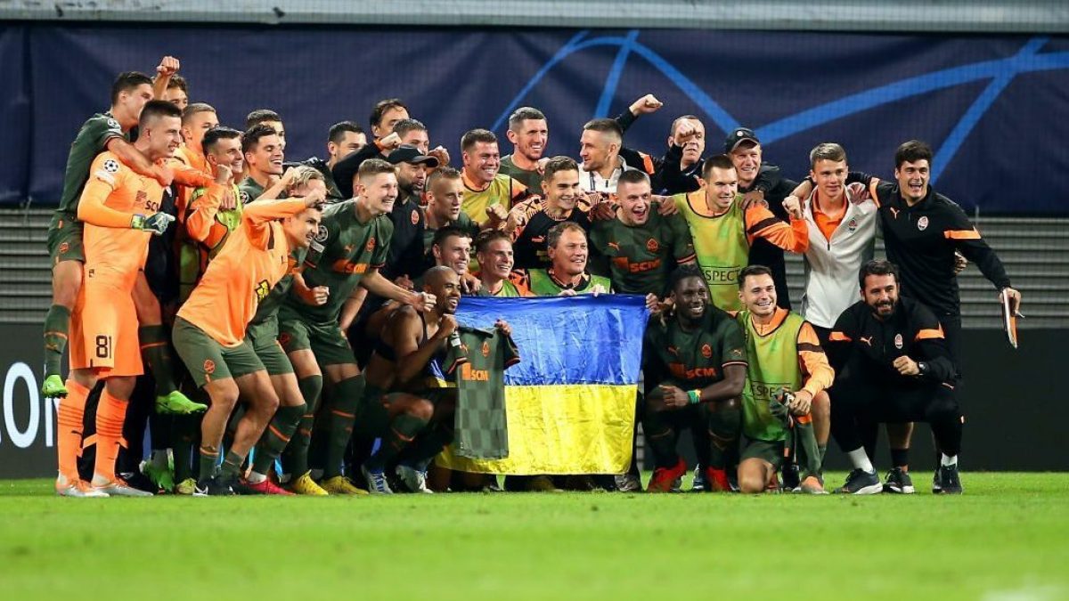Lo Shakhtar festeggia la vittoria in Champions sul campo del Lipsia mostrando con orgoglio la bandiera dell’Ucraina.