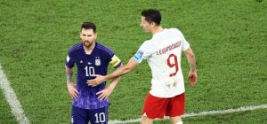 Messi rifiuta la stretta di mano con Lewandowski: chiarimento a fine partita