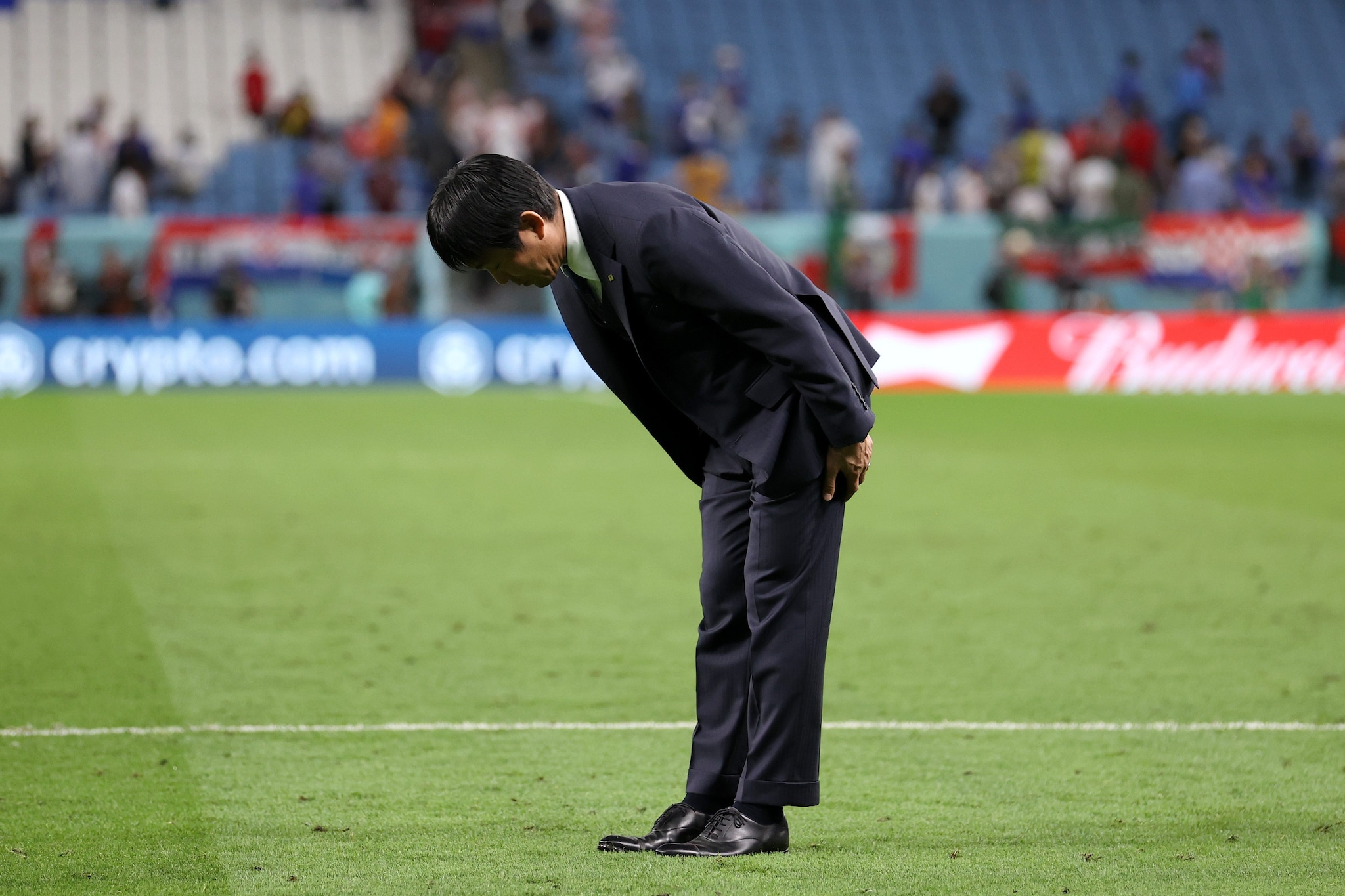 L’inchino del CT del Giappone, Hajime Moriyasu, ai Mondiali in Qatar.