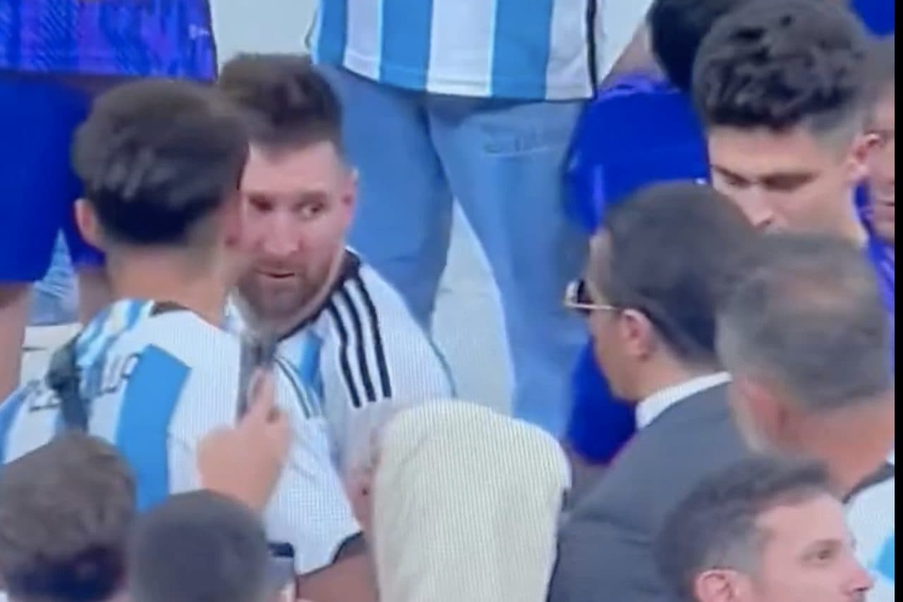 Messi infastidito dall'insistenza di Salt Bae prova a braccarlo ma la