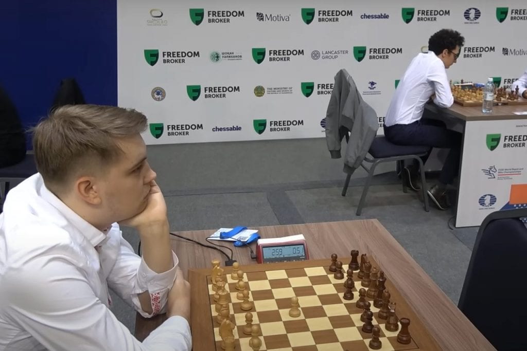 Incredibile al Mondiale di scacchi, il campione Carlsen arriva di corsa