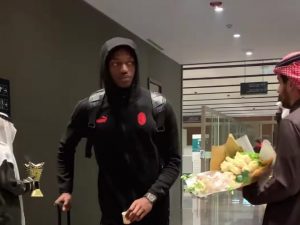 Il video surreale del Milan accolto in Arabia Saudita dopo il pari a Lecce: facce eloquenti