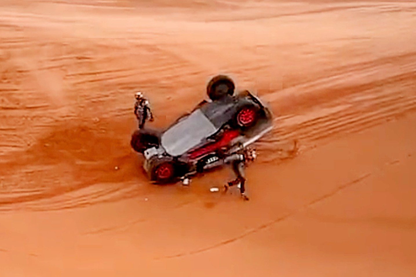 Sainz epico alla Dakar, si ribalta sulle dune e lo portano via: in ...