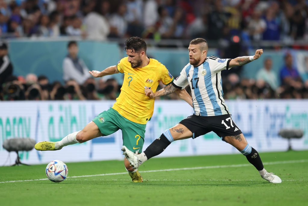 Il Papu Gomez in un contrasto durante Argentina–Australia.