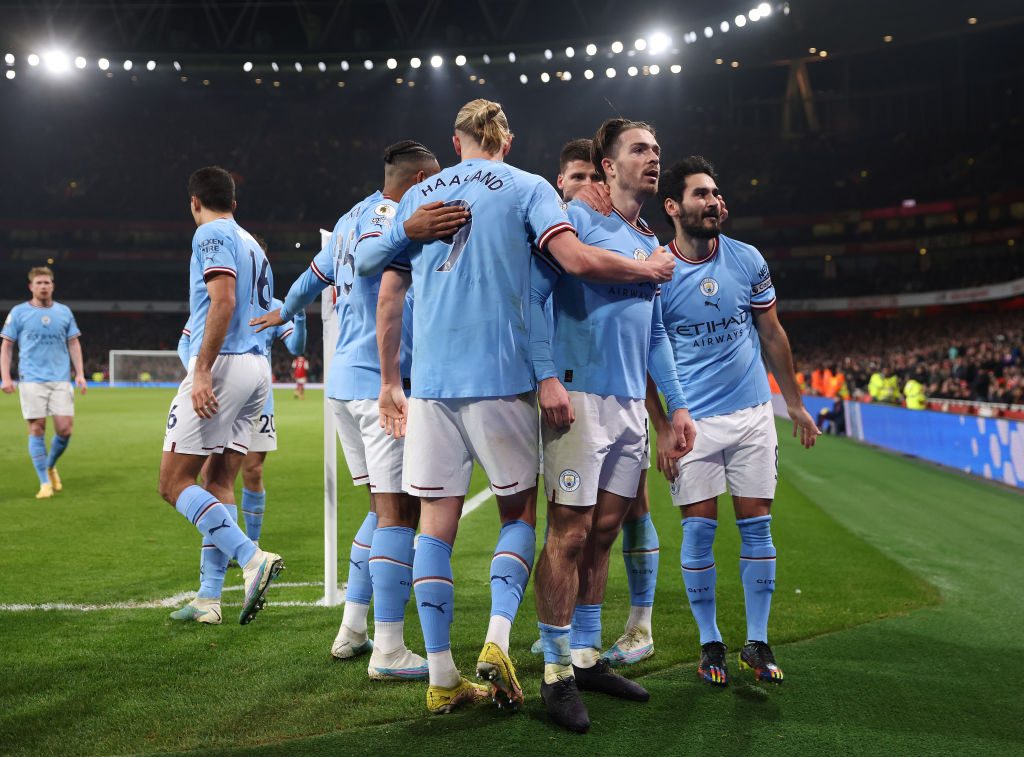 I calciatori del Manchester City festeggiano il successo all’Emirates (3–1) che riapre la Premier League.