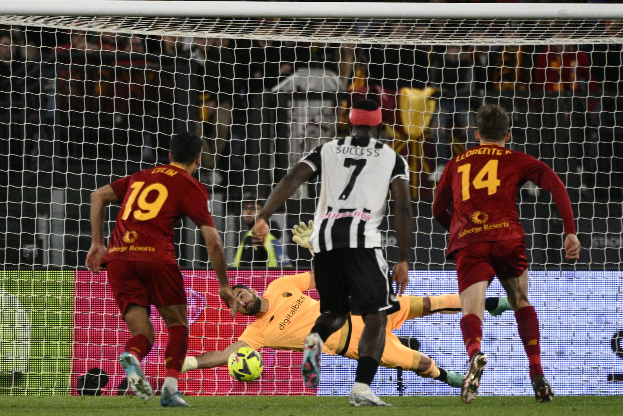 Rui Patricio intuisce e respinge la conclusione dal dischetto di Pereyra.