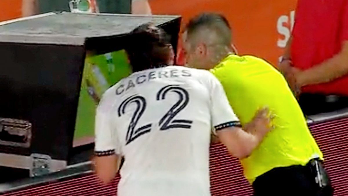 Martin Caceres si avvicina al direttore di gara nell’area di revisione del Var.
