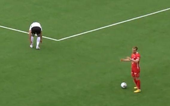 L’attaccante del Brann Bergen si accorge di cosa è successo all’avversario e mette il pallone fuori per agevolare i soccorsi.