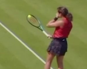 La tennista risponde ma si ritrova la pallina incastrata tra le corde