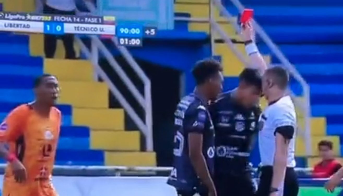 Il momento del contatto tra il difensore del Técnico e il fischietto.