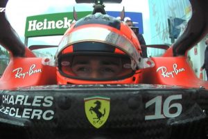 Le scelte della Ferrari fanno arrabbiare Leclerc: è furioso al rientro ai box