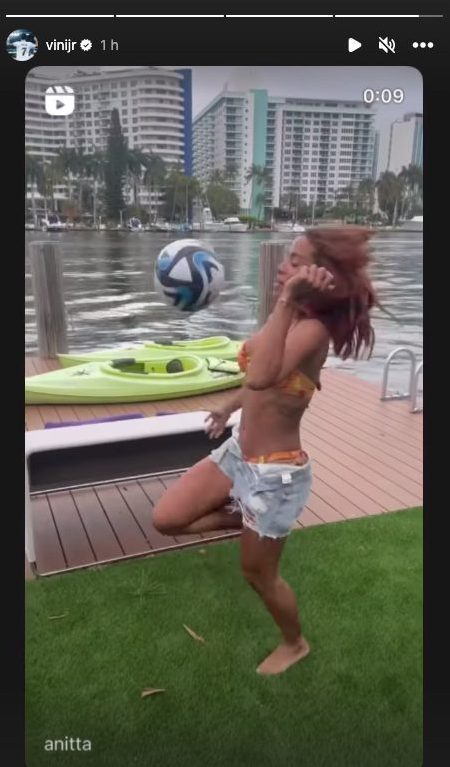 L’attaccante palleggia con la cantante brasiliana Anitta.