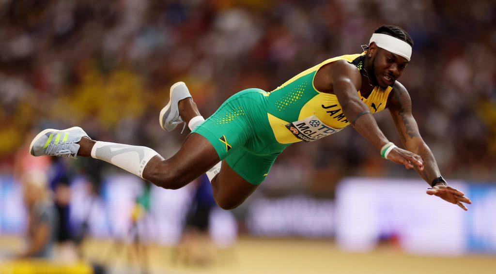 McLeod scivola in pedana nel salto in lungo ai Mondiali di atletica