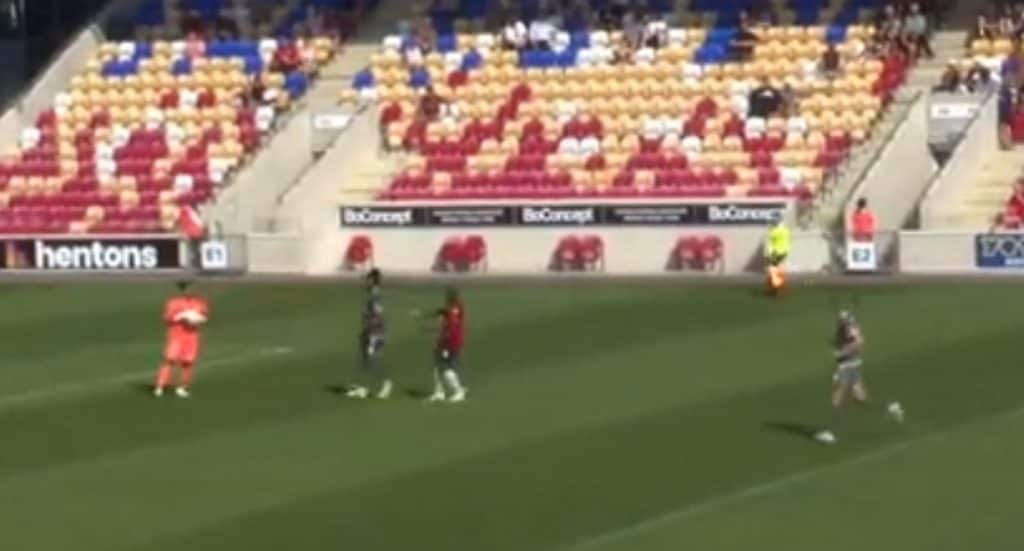 Portiere blocca il pallone fuori area con le mani, nessuno capisce ...