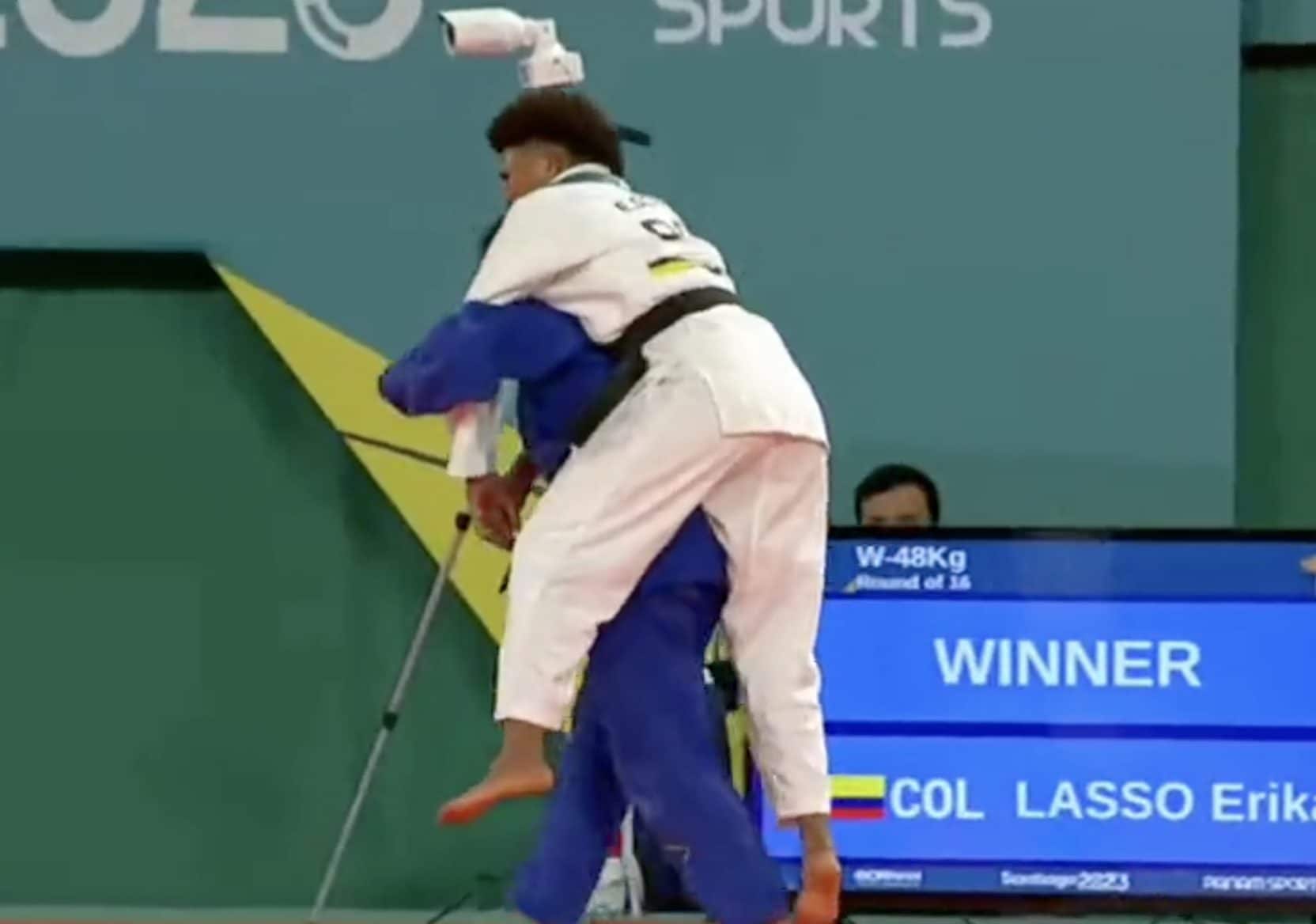 Si carica sulle spalle la rivale in difficoltà trionfo dello sport ai